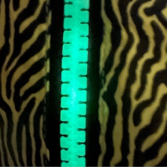 Nike Foldaway Light Running Safari Print
Jacket. Size Medium - Picture 8 of 12